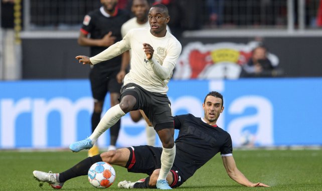 Moussa Diaby im Dribbling für Bayer Leverkusen