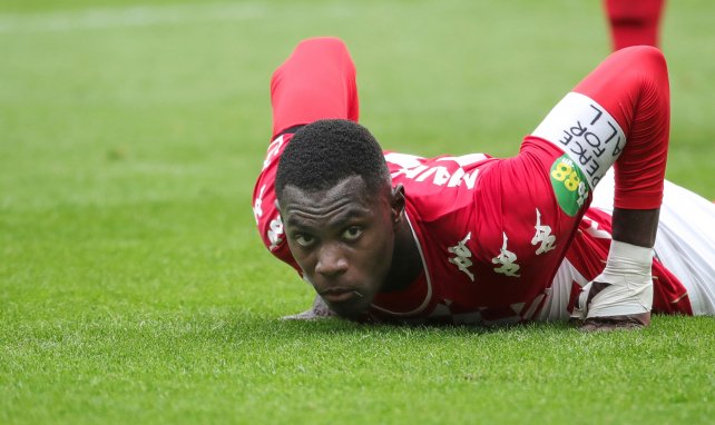 Moussa Niakhaté liegt auf dem Rasen