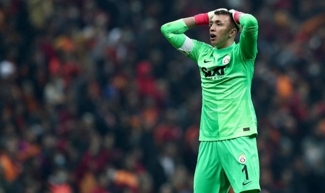 Fernando Muslera schlägt die Hände über dem Kopf zusammen