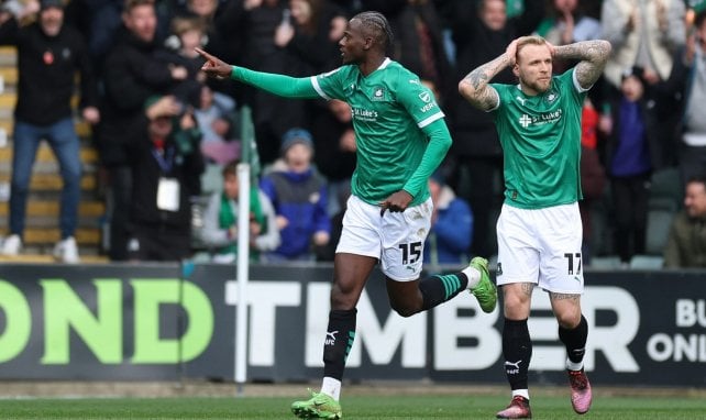 Feiert einen Treffer für Plymouth Argyle: Mustapha Bundu
