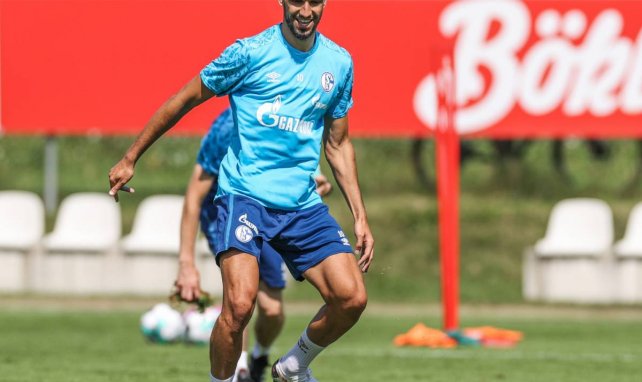 Nabil Bentaleb bestens gelaunt im Schalke-Training
