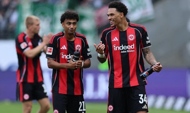 Nathaniel Brown und Nnamdi Collins mit Flasche