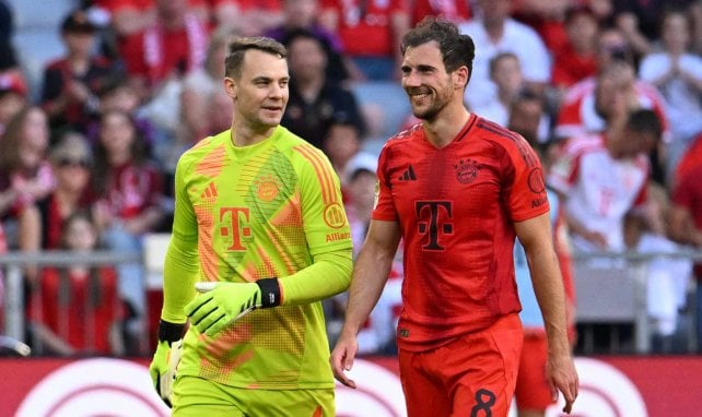 Manuel Neuer und Leon Goretzka quatschen auf dem Feld.