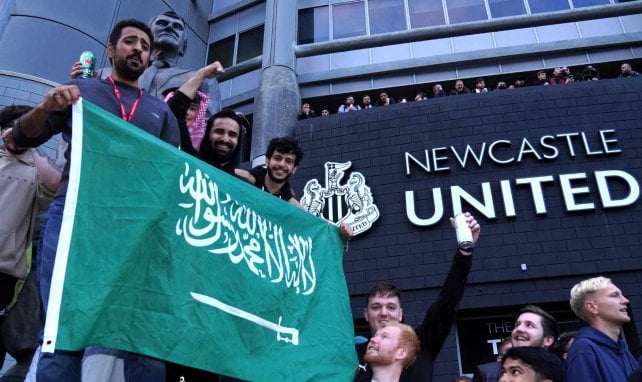 "Fans" feiern die Übernahme von Newcastle United durch Saudi-Arabien