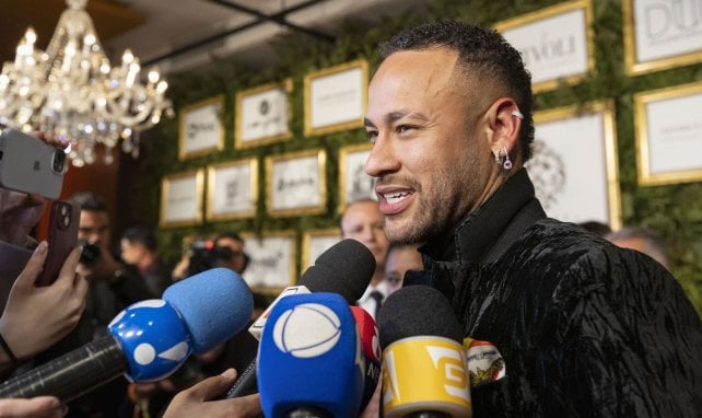 Neymar stellt sich den Fragen der Reporter