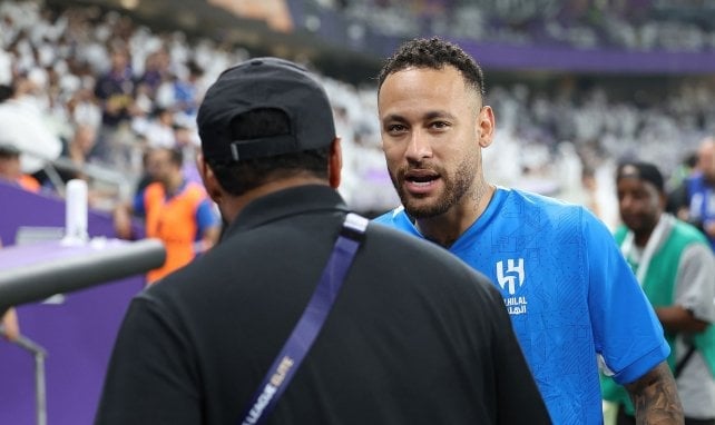 Neymar an der Seitenlinie im Gespräch