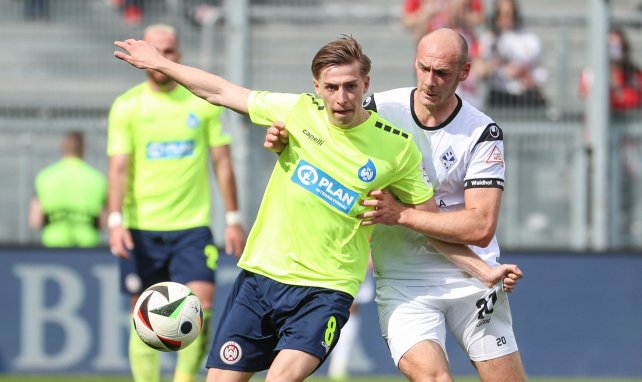 Nick Bätzner (links) im Trikot von Wehen Wiesbaden gegen Henning Matriciani (Waldhof Mannheim)