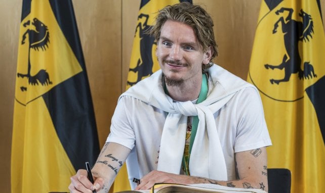 Nick Woltemade trägt sich ins Goldene Buch ein
