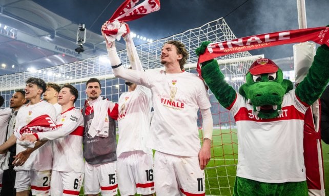 Nick Woltemade und Fritzle nach einem VfB-Sieg