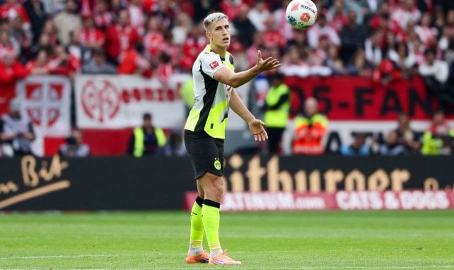Nico Schlotterbeck jongliert den Ball