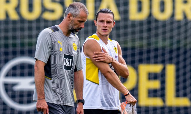 BVB-Trainer Marco Rose (l.) im Gespräch mit Nico Schulz