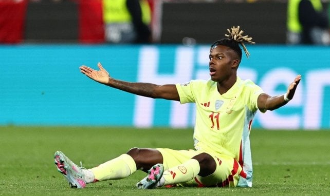 Nico Williams sitzt auf dem Hosenboden