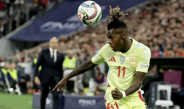 Nico Williams beim Kopfball