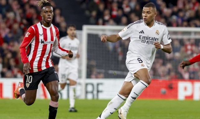 Nico Williams im Duell mit Kylian Mbappé