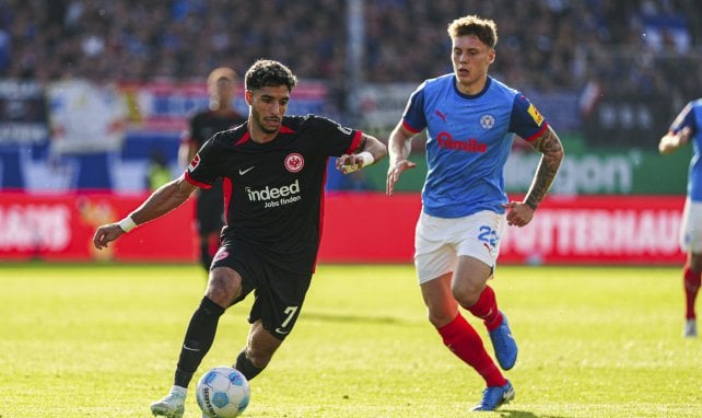Nicolai Remberg (r.) von Holstein Kiel im Zweikampf mit Omar Marmoush