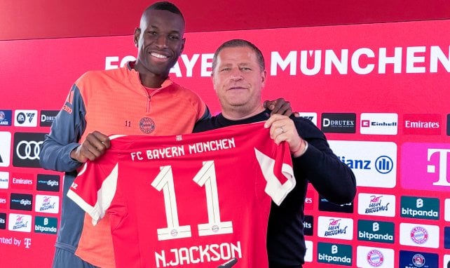 Nicolas Jackson schenkt Max Eberl ein Trikot