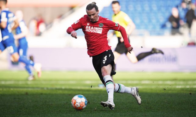 Niklas Hult ist für Hannover 96 am Ball