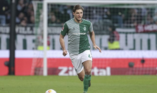Niklas Stark ist für Werder am Ball