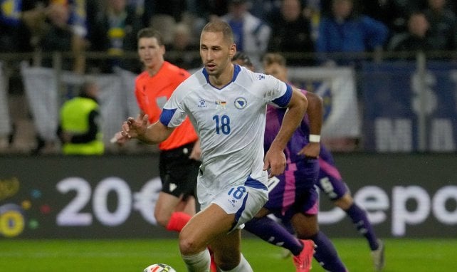 Nikola Katic mit dem Ball am Schienbein