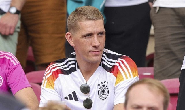 Nils Petersen schaut sich ein DFB-Spiel auf der Tribüne an.