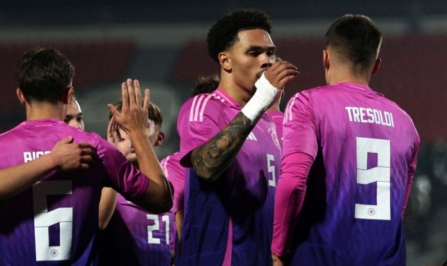 Nnamdi Collins klatscht mit Torschütze Nicoló Tresoldi ab