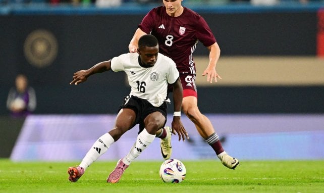 Noel Aseko behauptet den Ball