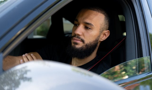 Noussair Mazraoui in seinem Auto