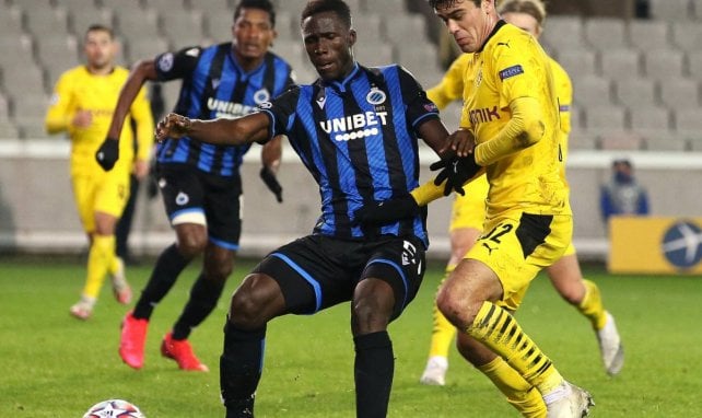 Odilon Kossounou im Zweikampf mit Dortmund Giovanni Reyna