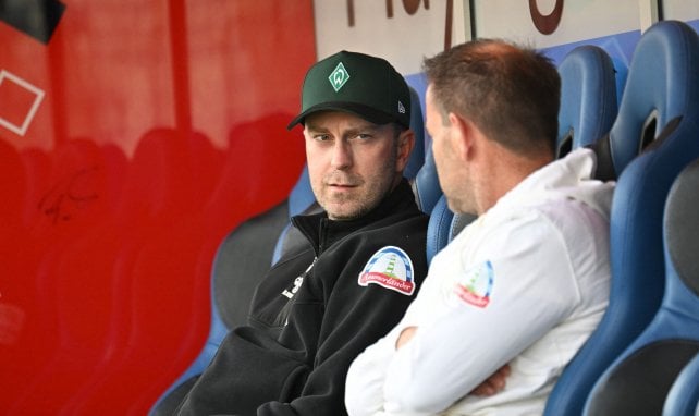 Ole Werner sitzt auf der Trainerbank
