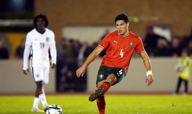 Goncalo Oliveira spielt einen Pass