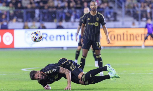 Olivier Giroud prallt auf dem Boden auf