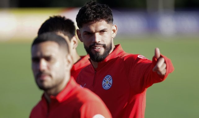 Omar Alderete hebt den Daumen