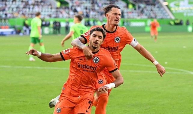 Omar Marmoush und Robin Koch von Eintracht Frankfurt beim Jubeln.