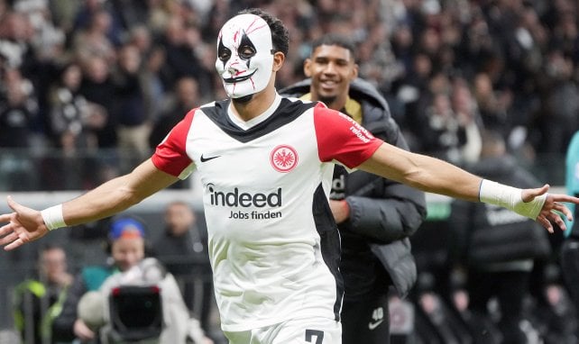 Omar Marmoush jubelt mit Maske