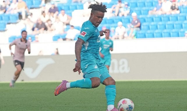 Orban schießt den Ball