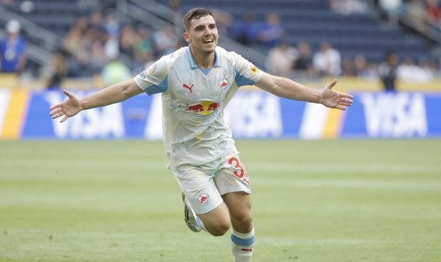 Oscar Gloukh feiert einen Treffer bei der Klub-WM