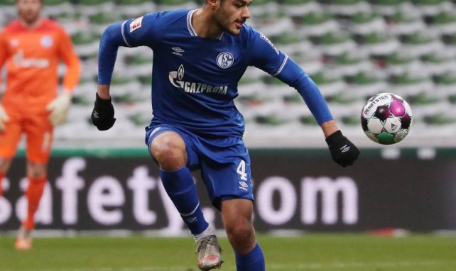 Ozan Kabak am Ball für den FC Schalke 