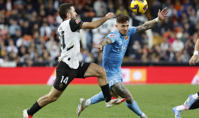 Pablo Maffeo (r.) im Zweikampf um den Ball