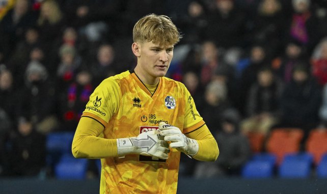 Pascal Loretz zieht sich in Ruhe die Handschuhe an