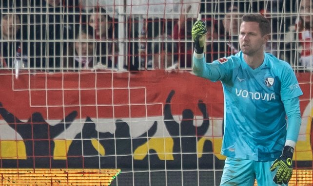 Patrick Drewes präsentiert das Wurfgeschoss aus dem Block von Union Berlin