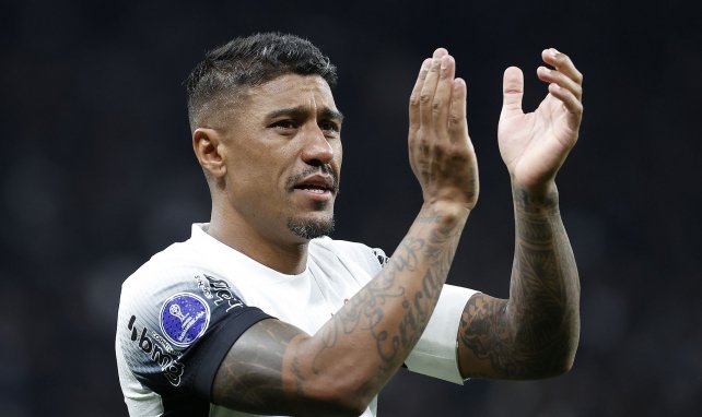 Paulinho applaudiert den Fans