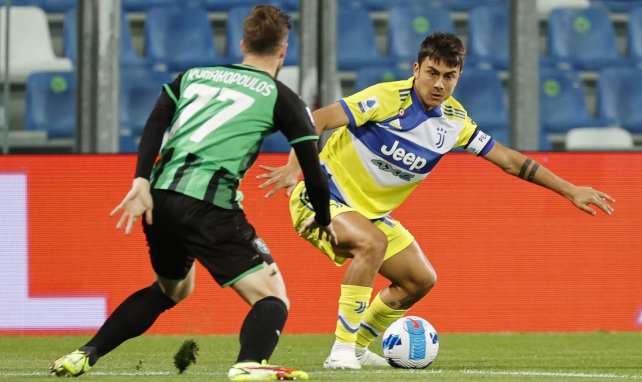 Paulo Dybala (r.) duelliert sich mit Giorgos Kyriakopoulos (l.)