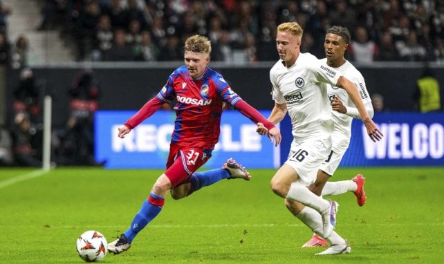 Pavel Sulc (l.) von Viktoria Pilsen im Duell mit Hugo Larsson von EIntracht Frankfurt