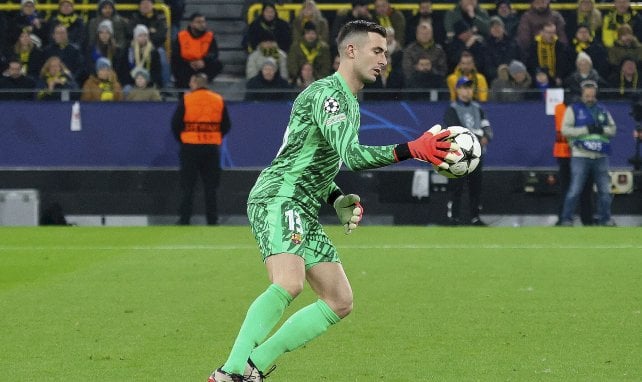 Pena dribbelt mit dem Ball an der Hand