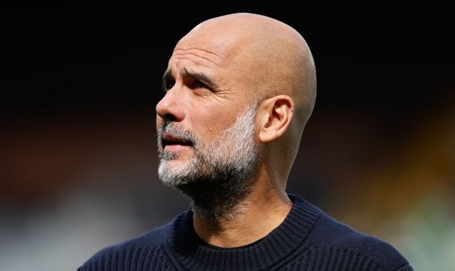 Pep Guardiola schaut nach oben