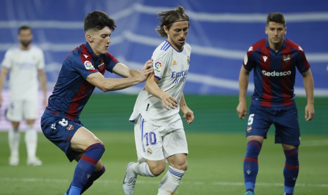 Pepelu im Zweikampf gegen Luka Modric