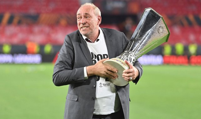 Präsident Peter Fischer mit dem Europacup