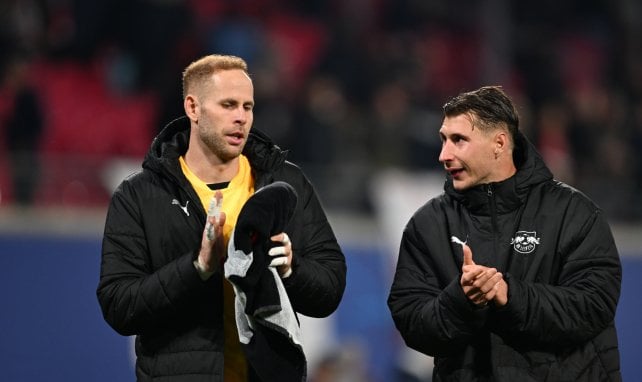 Péter Gulácsi und Willi Orbán beratschlagen sich nach einer weiteren Niederlage von RB Leipzig