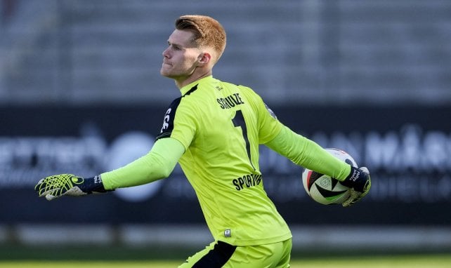 Philipp Schulze beim Abwurf