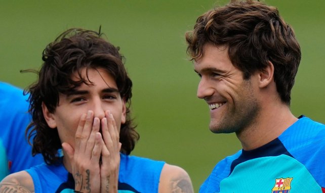 Hector Bellerin (l.) und Marcos Alonso (r.) witzeln im Training des FC Barcelona